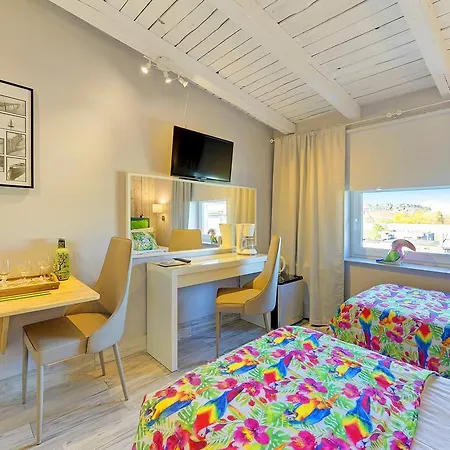 Kamienica Hotelowe Komfortowe Lozka, Plaza Orlowo Molo Хостел Гдыня